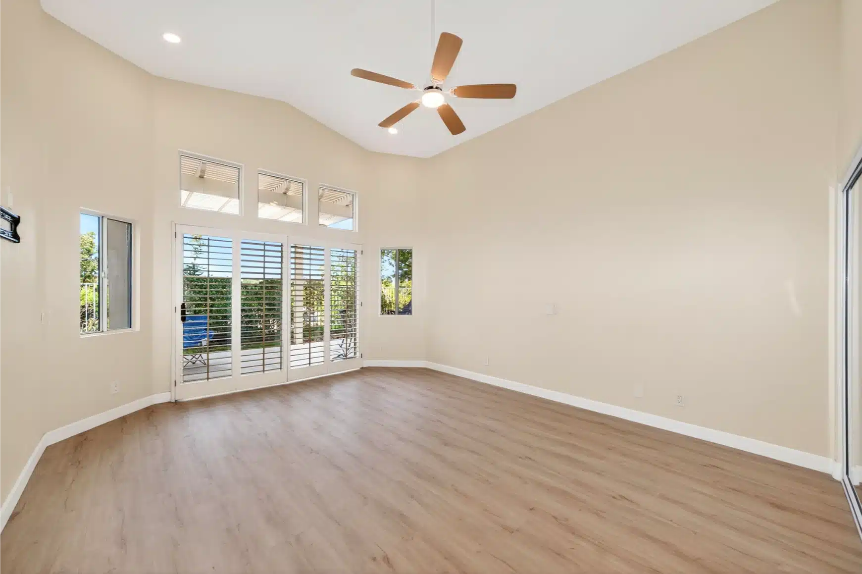Second bedroom under the vaulted ceiling with the same plank floor